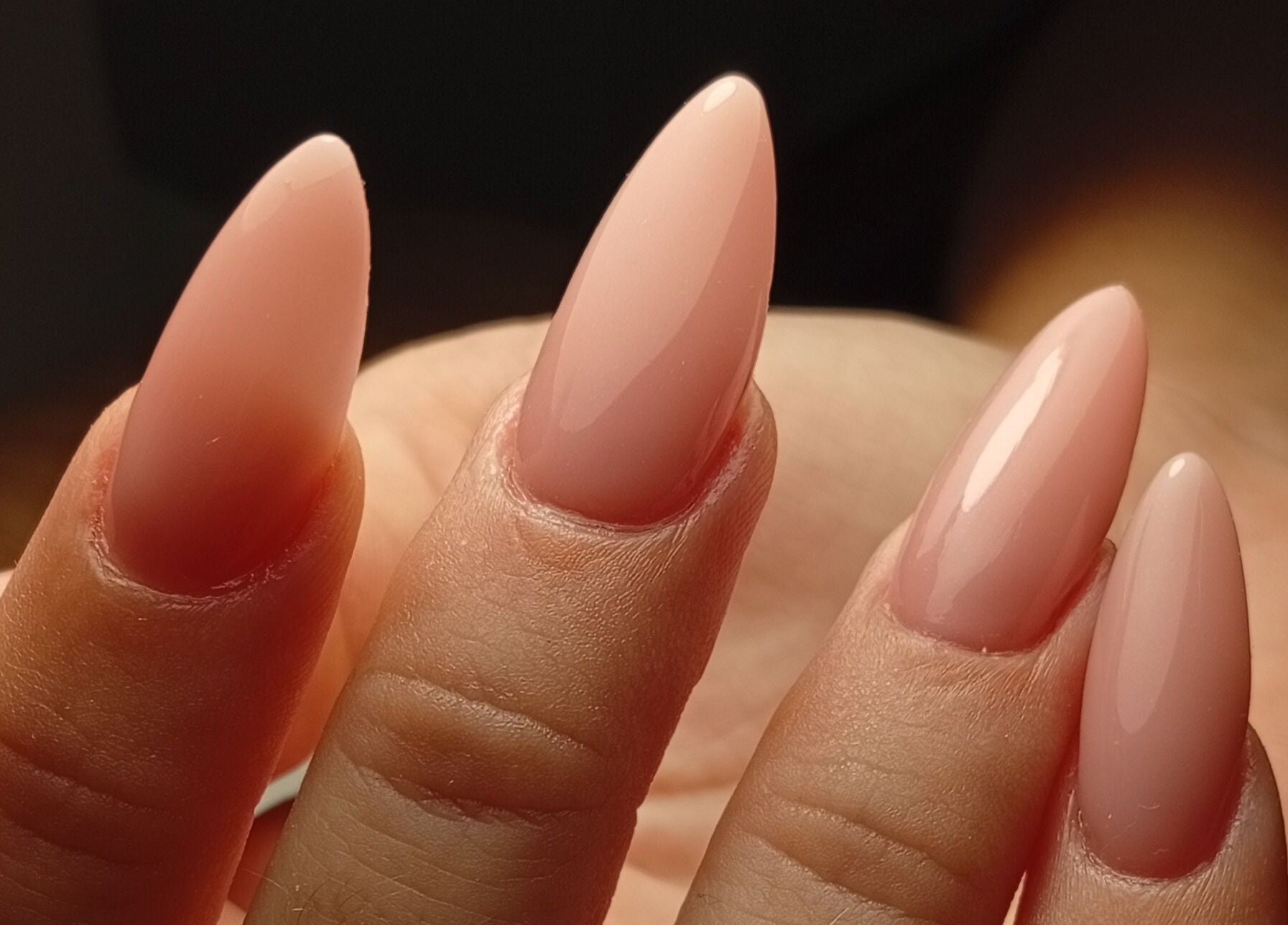 Unhas elegantes em tom pastel no Heloísa Nails Salon, Lisboa, Lisboa, PT.