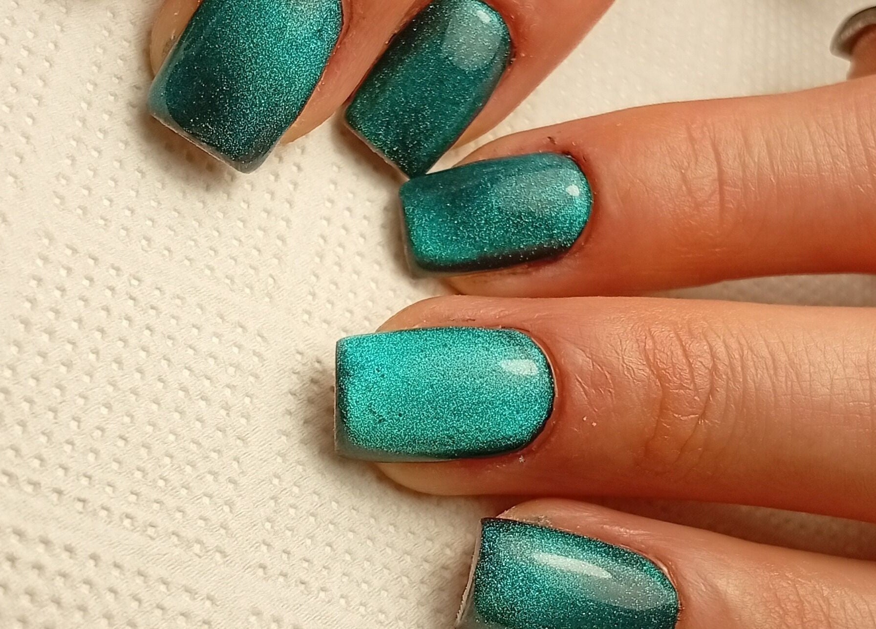 Esmalte verde cintilante nas unhas na Heloísa Nails Salon, Lisboa, Lisboa, PT.