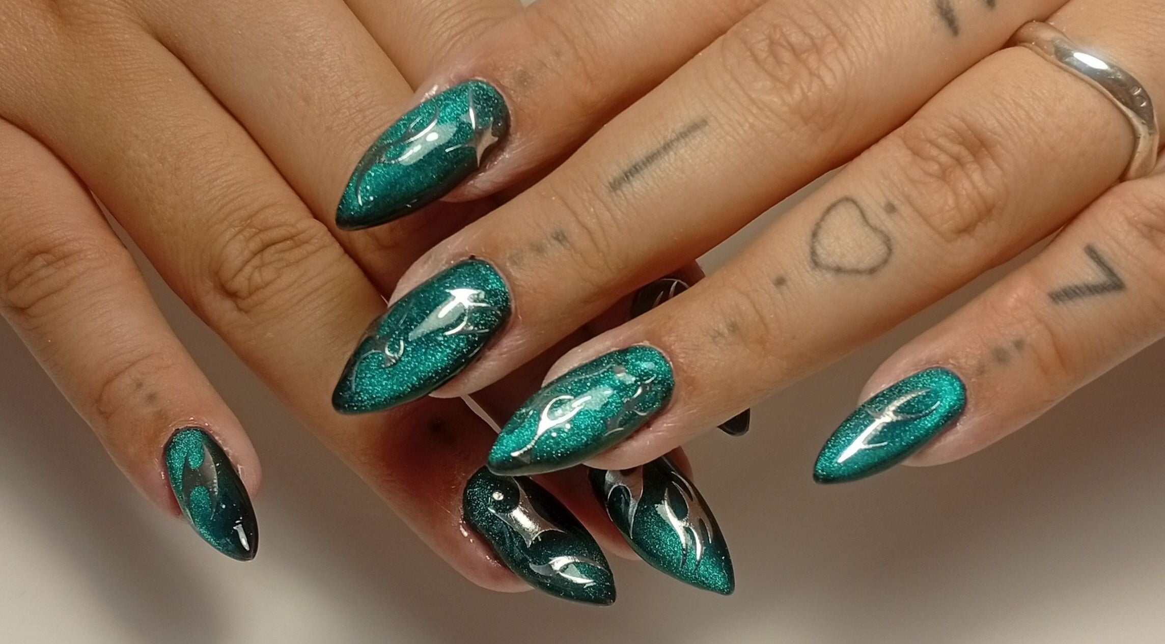 Unhas compridas com esmalte verde brilhante no Heloísa Nails Salon, Lisboa, Lisboa, PT.