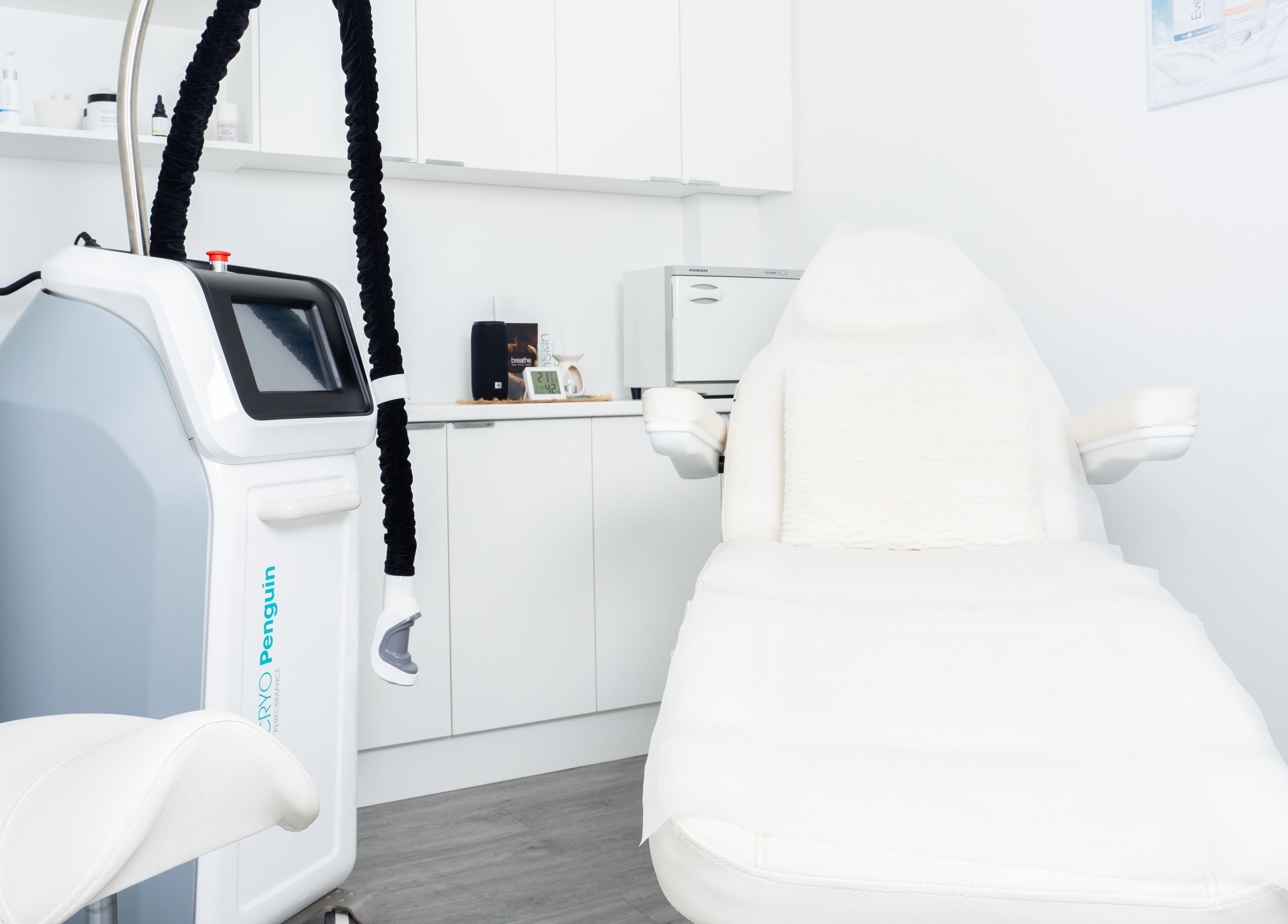 Modern treatment room at Breathe WRL, Glenelg East, South Australia, AU with advanced equipment and serene atmosphere.