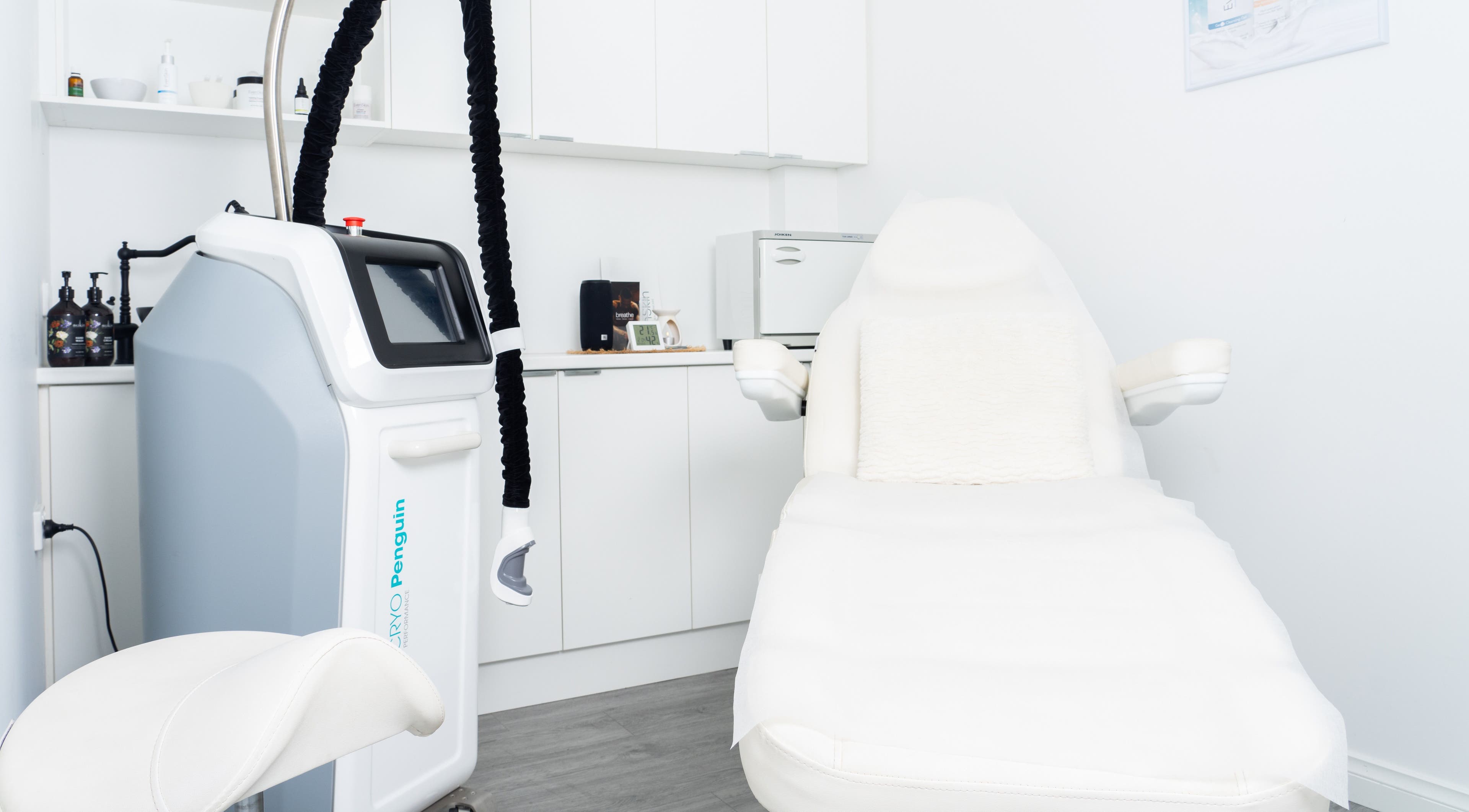 Modern treatment room at Breathe WRL, Glenelg East, South Australia, AU with advanced equipment and serene atmosphere.