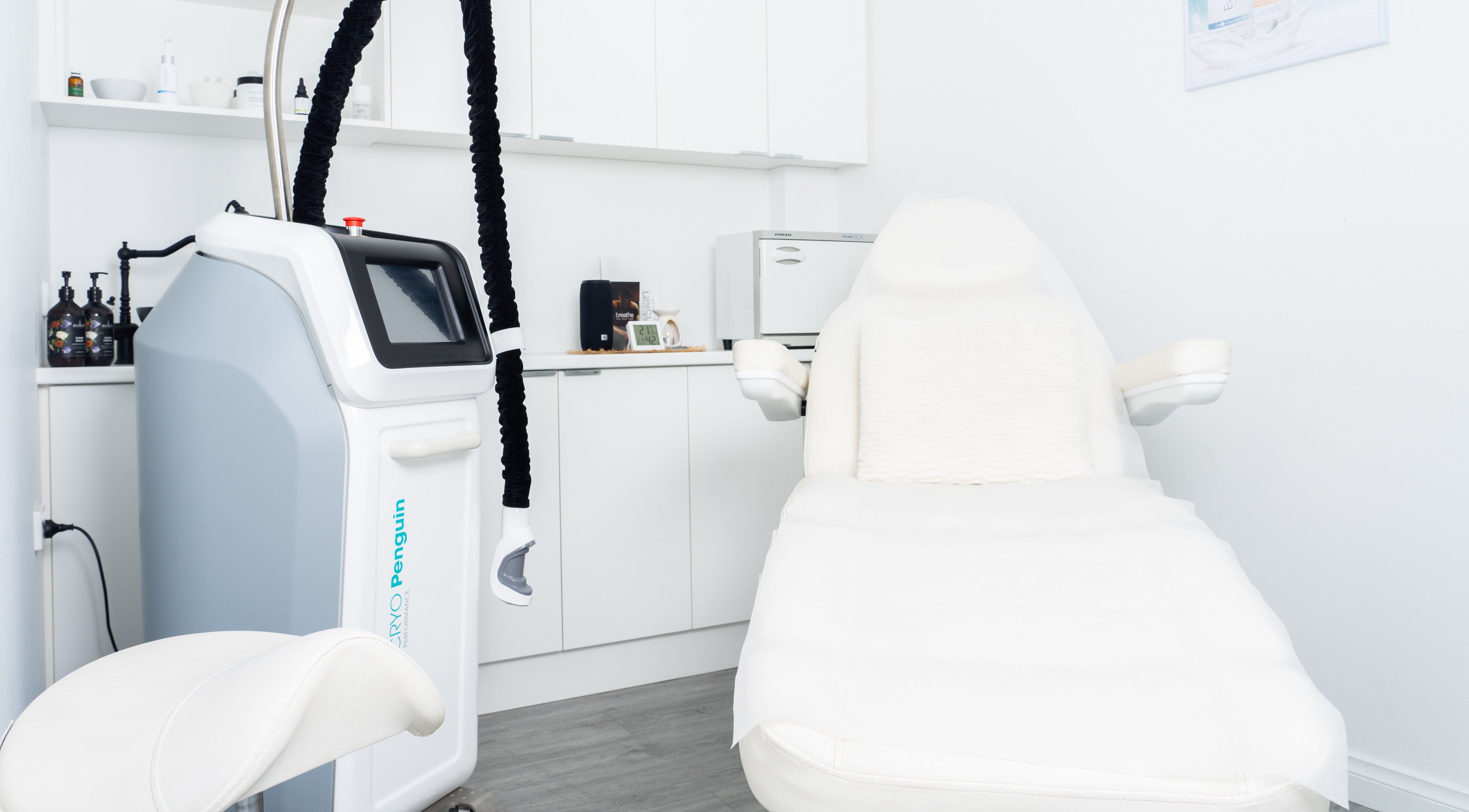 Modern treatment room at Breathe WRL, Glenelg East, South Australia, AU with advanced equipment and serene atmosphere.