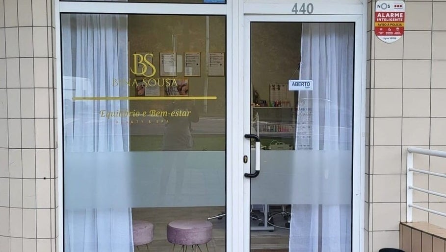 Entrada do Bina Sousa Equilíbrio e Bem-Estar em Valongo, Porto, PT, com portas de vidro e cadeiras acolhedoras.