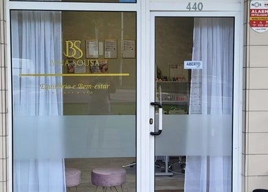 Entrada do Bina Sousa Equilíbrio e Bem-Estar em Valongo, Porto, PT, com portas de vidro e cadeiras acolhedoras.
