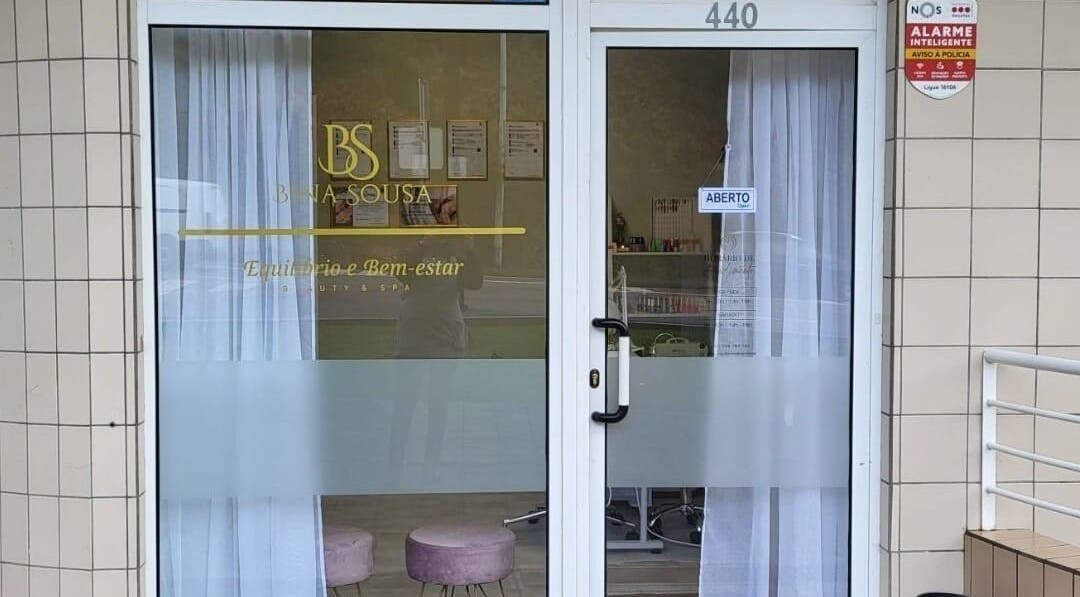 Entrada do Bina Sousa Equilíbrio e Bem-Estar em Valongo, Porto, PT, com portas de vidro e cadeiras acolhedoras.