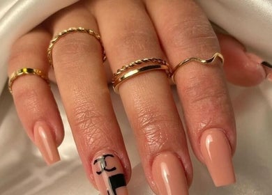 Design de unhas elegantes em Bina Sousa Equilíbrio e Bem-Estar, Valongo, Porto, PT.