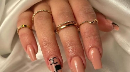 Design de unhas elegantes em Bina Sousa Equilíbrio e Bem-Estar, Valongo, Porto, PT.