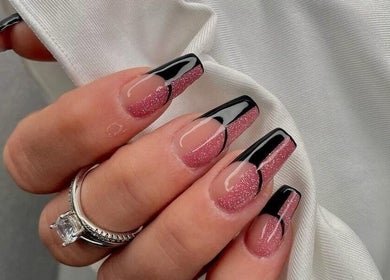 Design de unhas elegante em Bina Sousa Equilíbrio e Bem-Estar, Valongo, Porto, PT.