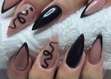 Unhas decoradas com arte de serpente em Bina Sousa Equilíbrio e Bem-Estar, Valongo, Porto, PT.