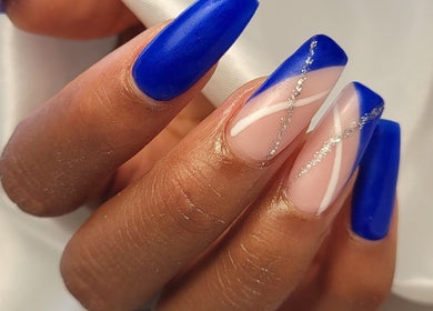 Unhas decoradas em azul e prateado no Bina Sousa Equilíbrio e Bem-Estar, Valongo, Porto, PT.