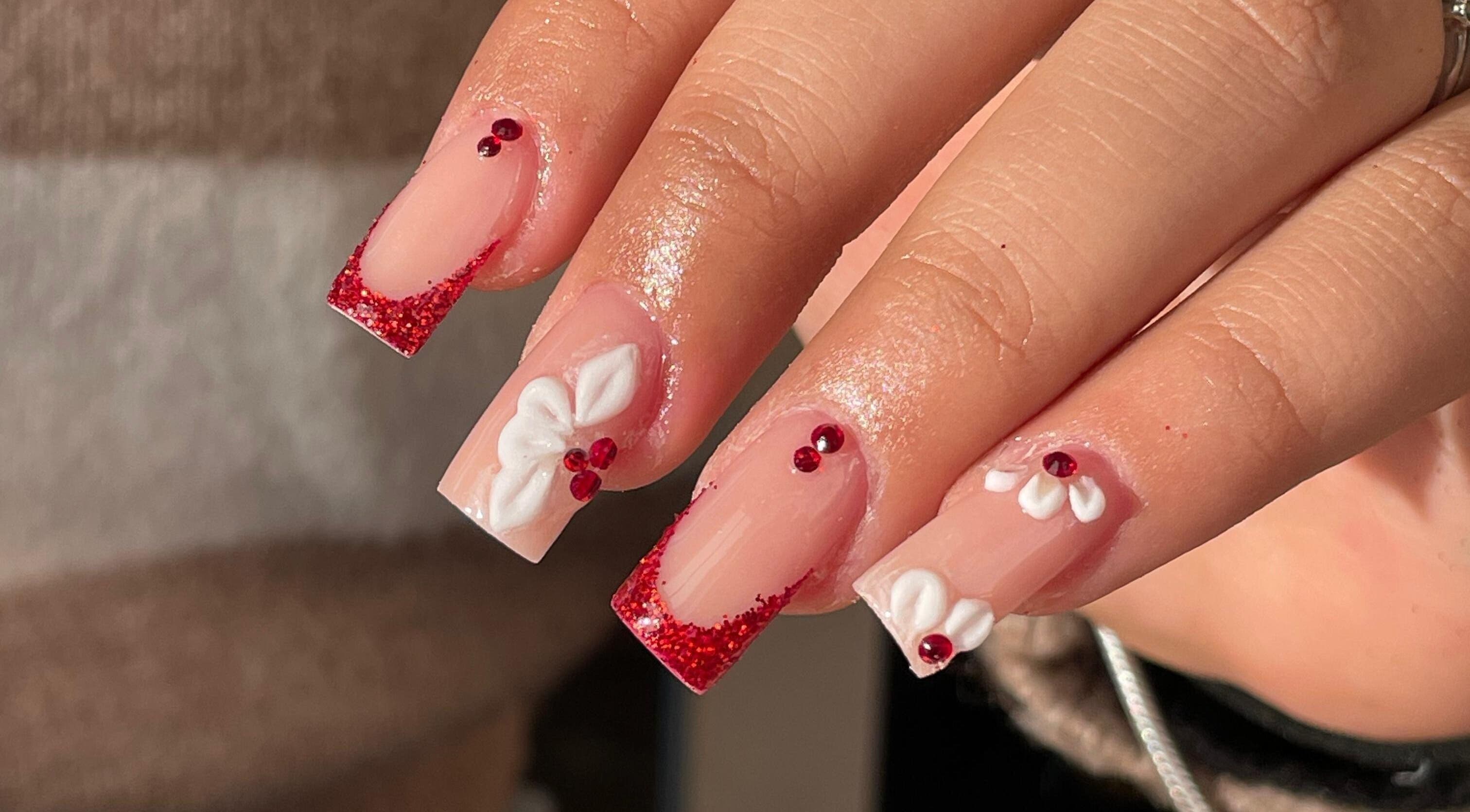 Diseño de uñas rojas con detalles en Lizeth Nails, Madrid, Comunidad De Madrid, ES.