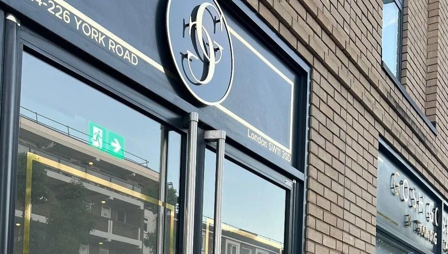 Entrance of London Aesthetic Clinic - Battersea, located in London, England, GB with modern facade.