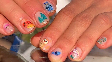Détails artistiques sur ongles par Carol-Anne Nail Art à Toulouse, Occitanie, FR.