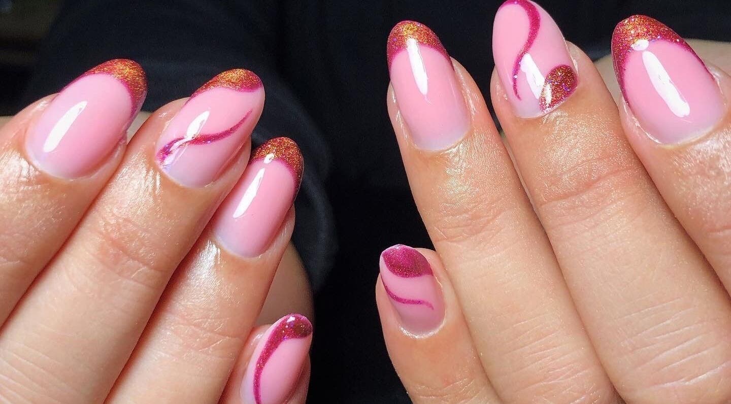 Design scintillant sur ongles à Carol Anne Nail Art, Toulouse, Occitanie, FR.