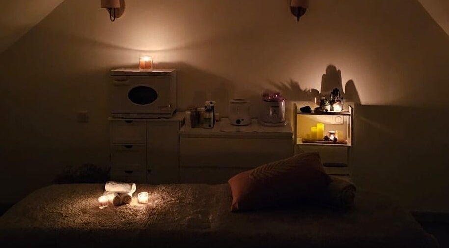 Espace bien-être à Les Petites Mains De Pauline, Follainville-dennemont, Île-de-france, FR avec bougies et serviettes.