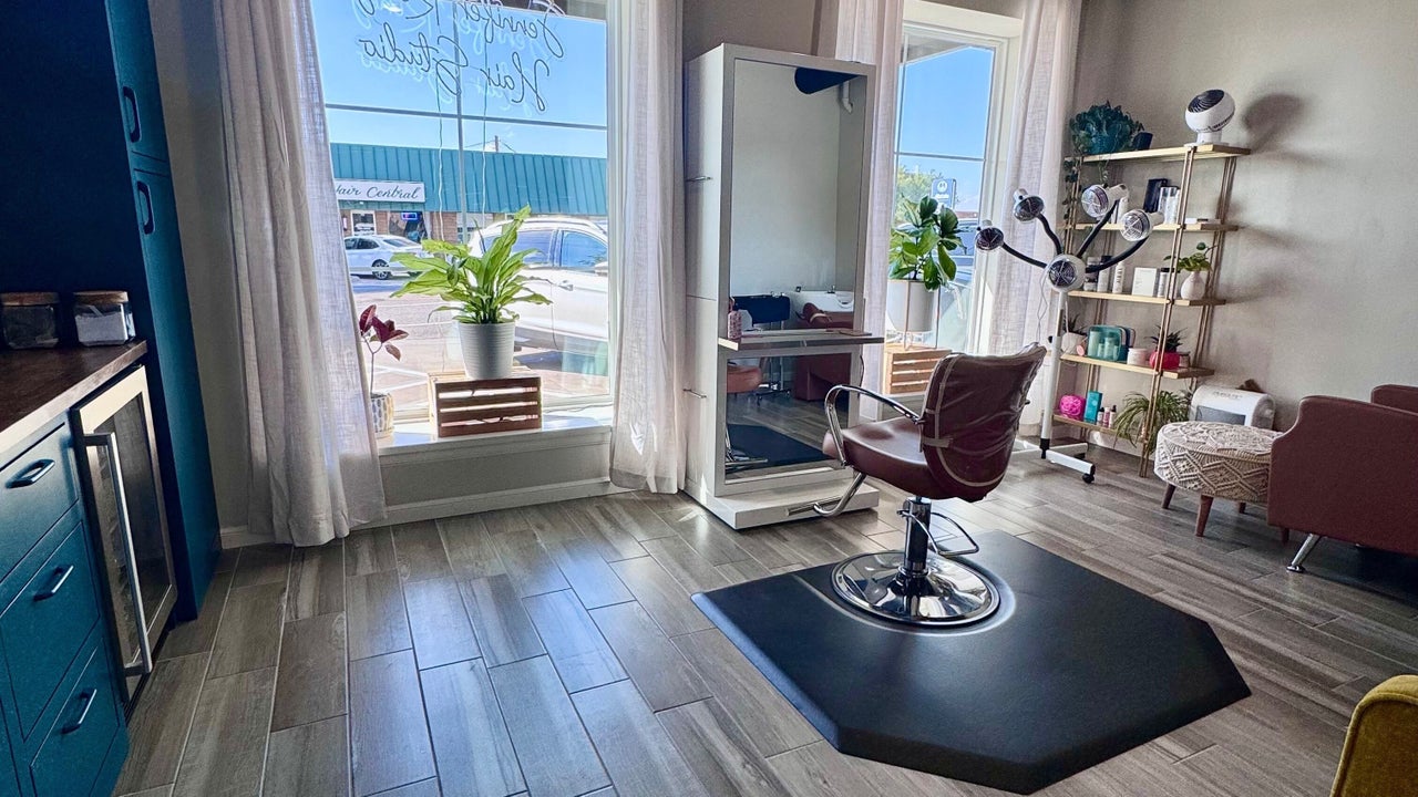 salon Jennifer Riney Hair Studio - 112 North Broadway Avenue Suite
