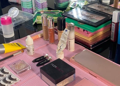 Productos de maquillaje en BLANC BEAUTY, Panama City, Panamá Province, PA, organizados en tocador.