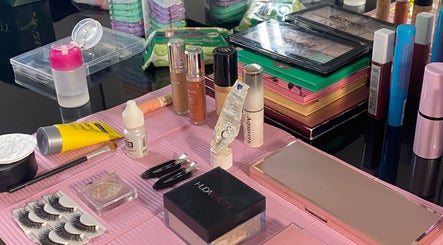 Productos de maquillaje en BLANC BEAUTY, Panama City, Panamá Province, PA, organizados en tocador.