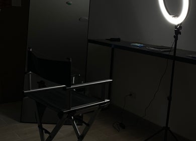 Estudio de maquillaje en BLANC BEAUTY, Panamá City, Panamá Province, PA, iluminado por una lámpara de anillo.