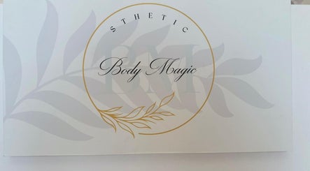 Letrero elegante de Body Magic en Huétor Vega, Andalucía, ES, destacando estética y bienestar.