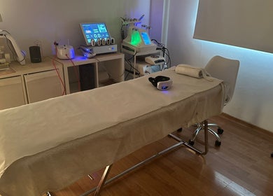 Sala de tratamiento en Body Magic, Huétor Vega, Andalucía, ES, con equipo moderno y mesa profesional.