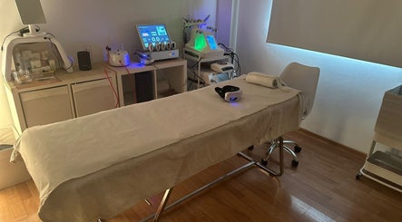Sala de tratamiento en Body Magic, Huétor Vega, Andalucía, ES, con equipo moderno y mesa profesional.