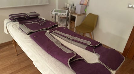 Equipo de presoterapia en Body Magic, Huétor Vega, Andalucía, ES, listo para el tratamiento corporal.
