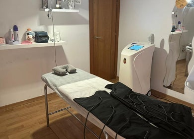 Sala de tratamiento en Body Magic, Huétor Vega, Andalucía, ES, equipada para servicios de belleza.