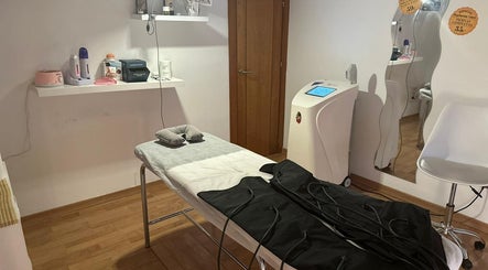 Sala de tratamiento en Body Magic, Huétor Vega, Andalucía, ES, equipada para servicios de belleza.