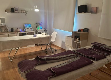 Sala de tratamiento en Body Magic, Huétor Vega, Andalucía, ES, equipada para bienestar y belleza.