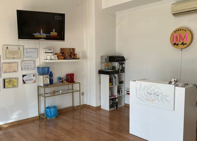 Recepción acogedora de Body Magic en Huétor Vega, Andalucía, ES con certificaciones en la pared.
