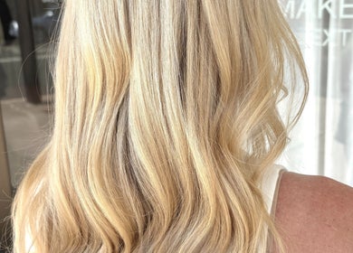 Blonde wavy hairstyle at Veronica Capri Hair Salon Sydney, Bondi Junction, New South Wales, AU.