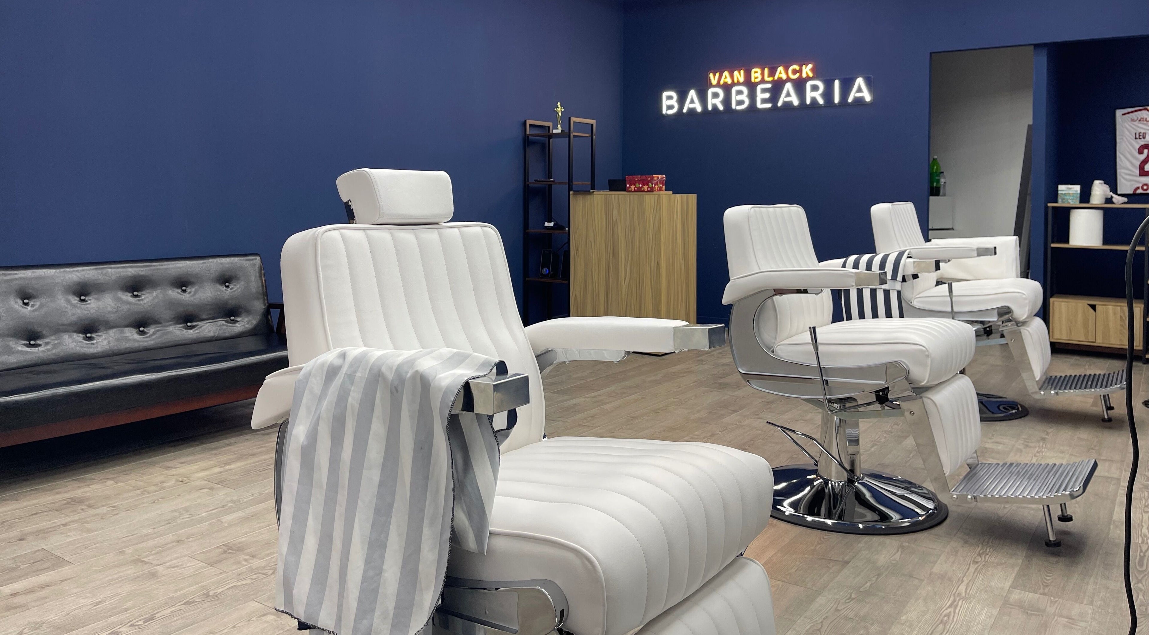 Cadeiras de barbeiro modernas no Van Black, Caldelas, Braga, PT, refletindo conforto e estilo.