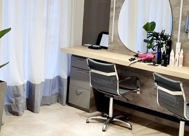Salón moderno en Natalia Hairstylist, San Juan, AR, con estación de peinado y decoración elegante.