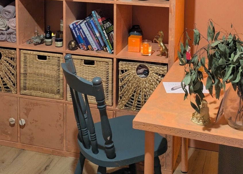 Cozy reading nook with decor and greenery at Remedy Room West, Glasgow, Scotland, GB.