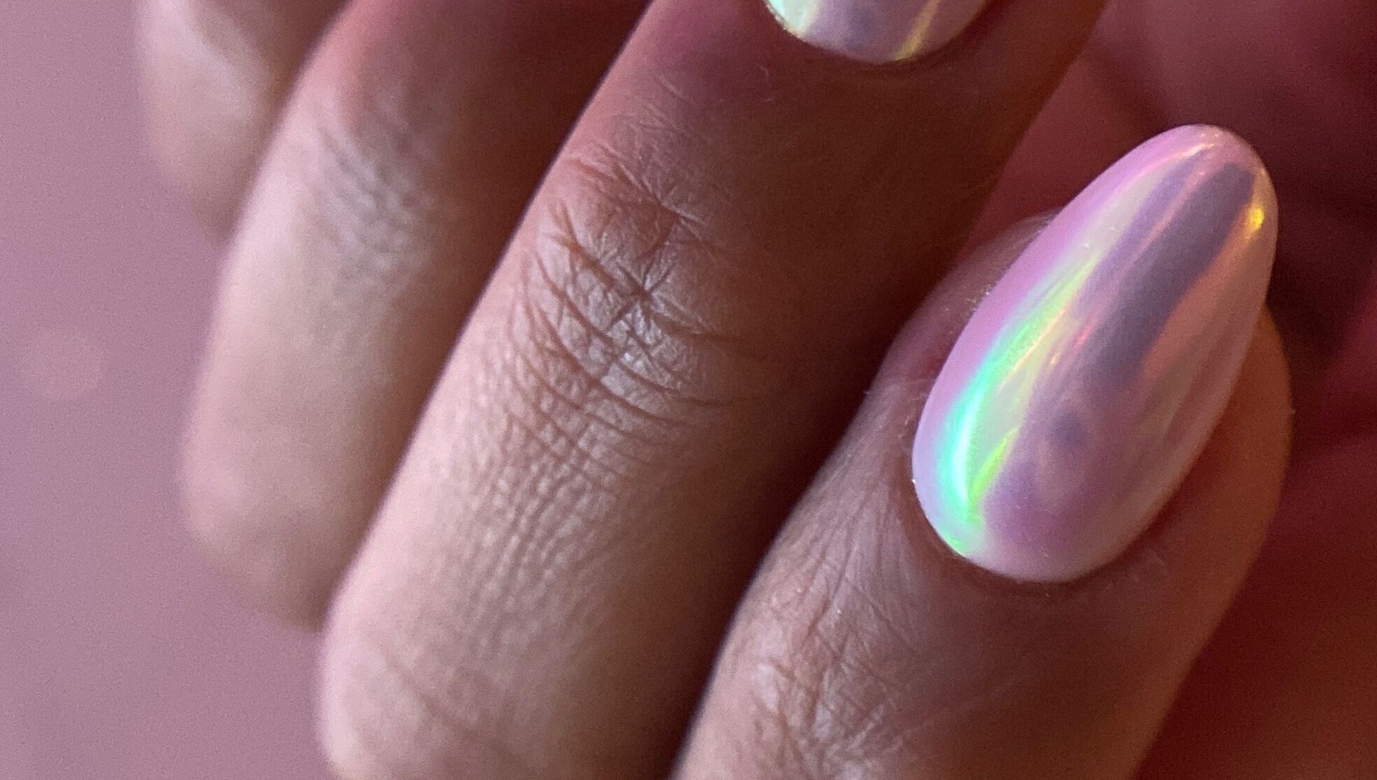 Uñas con esmalte iridiscente en Leonails Studio, Providencia, Región Metropolitana, CL.
