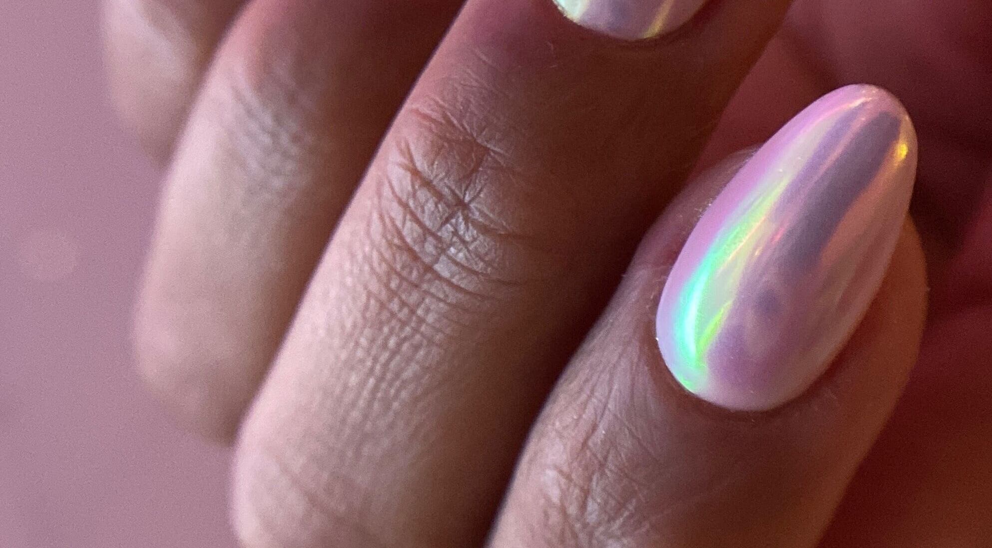 Uñas con esmalte iridiscente en Leonails Studio, Providencia, Región Metropolitana, CL.