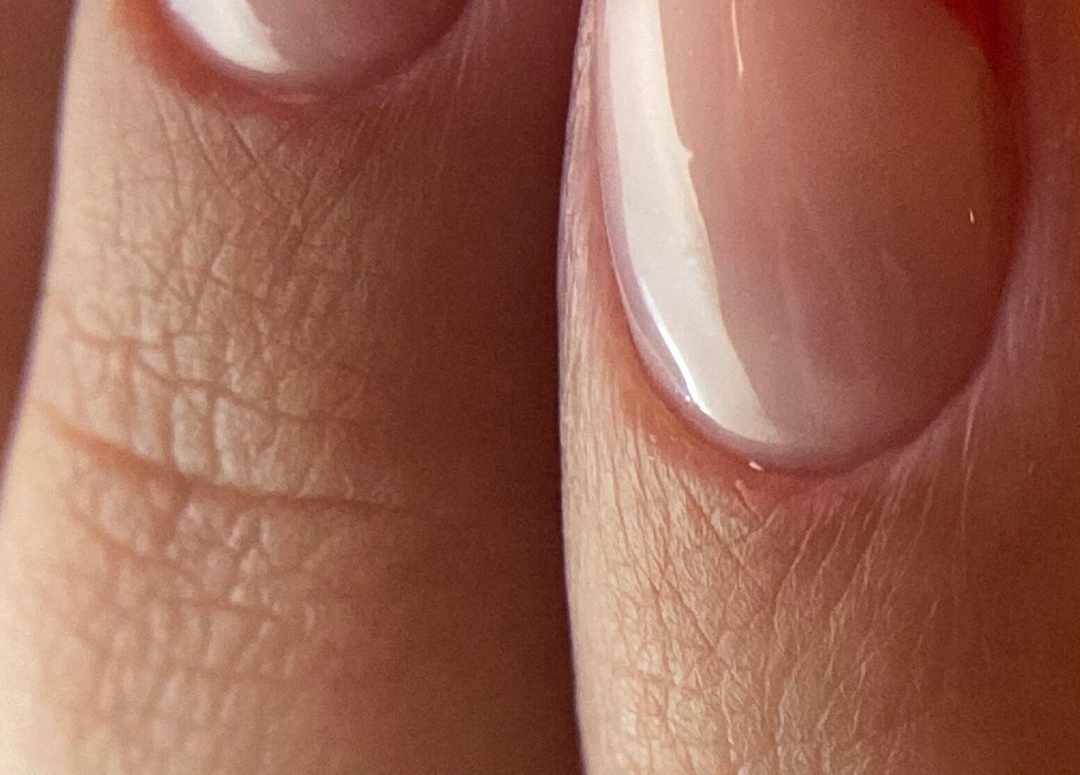 Manicura delicada en Leonails Studio, Providencia, Región Metropolitana, CL, resaltando un acabado perfecto.