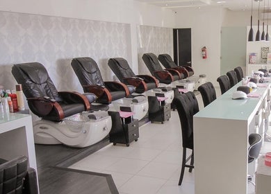 Elegante área de manicura en Miss Glam, Reynosa, Tamaulipas, MX, con sillas de spa modernas y comodidades.