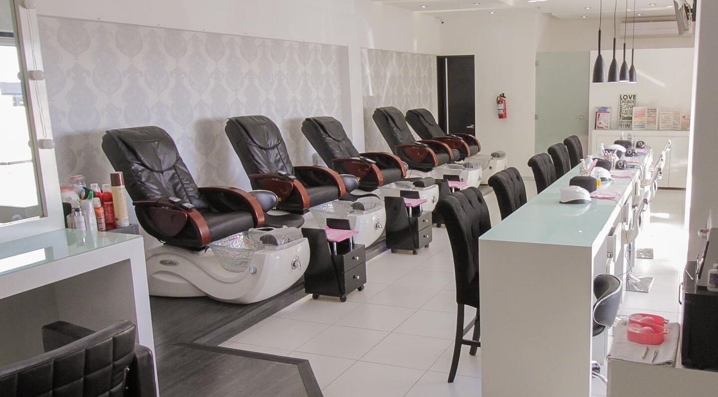 Elegante área de manicura en Miss Glam, Reynosa, Tamaulipas, MX, con sillas de spa modernas y comodidades.