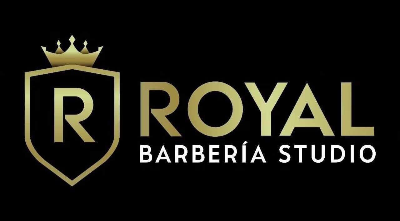 Logotipo dorado de Royal Barberia en Cuenca, Azuay, EC, sobre fondo negro.