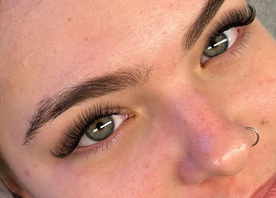 Close-up of eyelash extension at Brookelyn Beauty, Perth, Western Australia, AU, highlighting expertly crafted lashes.