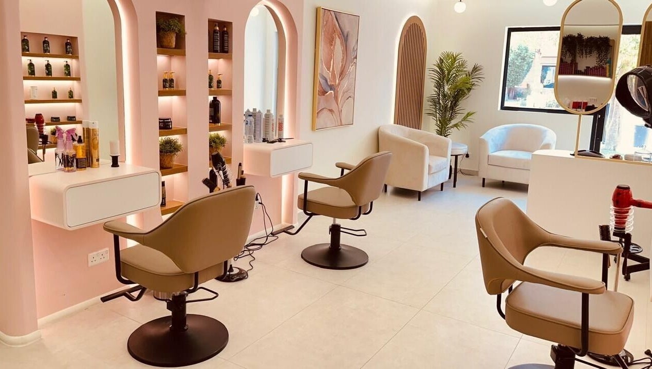Chic salon interior at Fab & Fancy I فاب آند فانسي, الرياض, منطقة الرياض, SA with stylish chairs and decor.