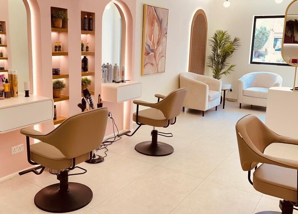 Chic salon interior at Fab & Fancy I فاب آند فانسي, الرياض, منطقة الرياض, SA with stylish chairs and decor.