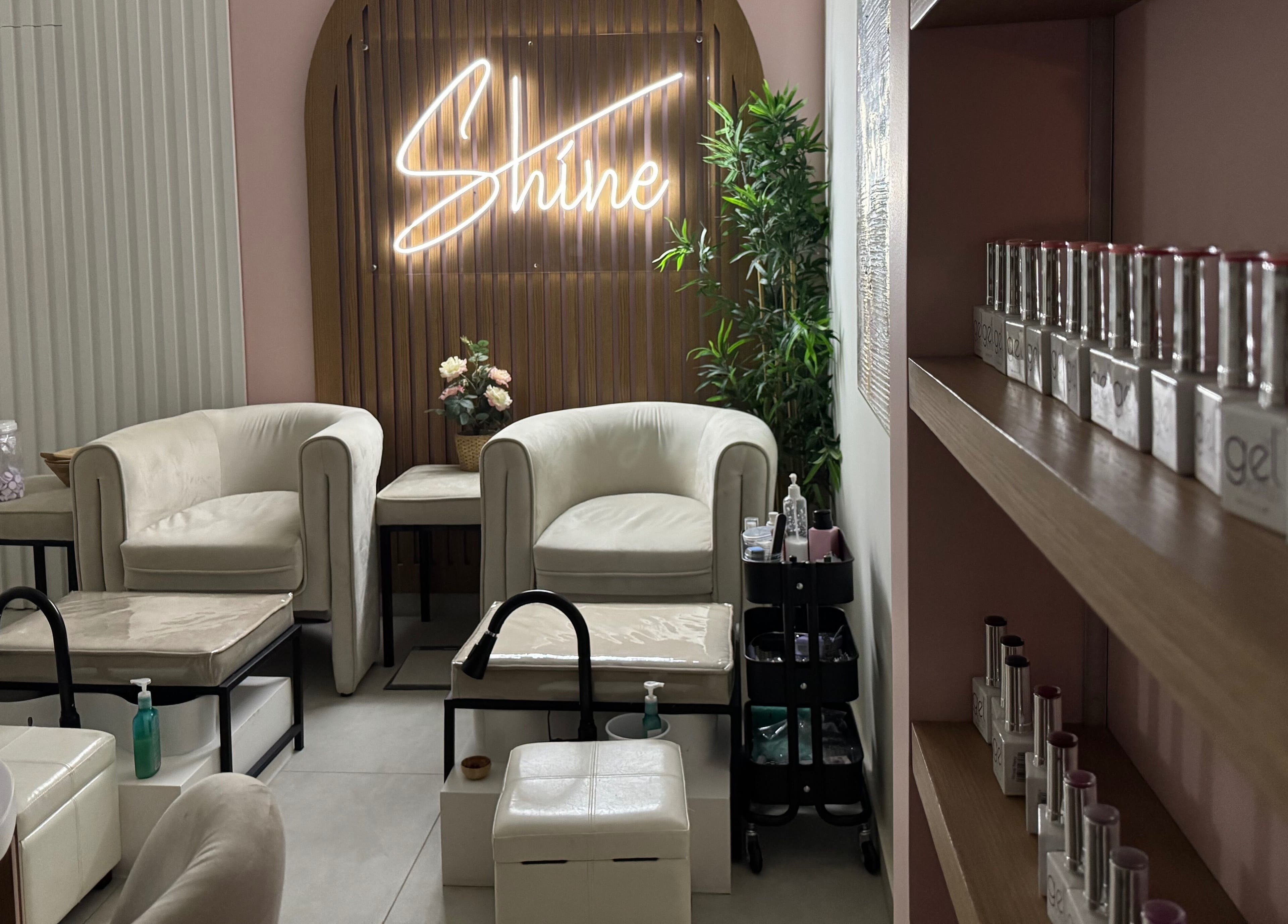 Relaxing nail salon area at Fab & Fancy I فاب آند فانسي, الرياض, منطقة الرياض, SA with plush seating and decor.