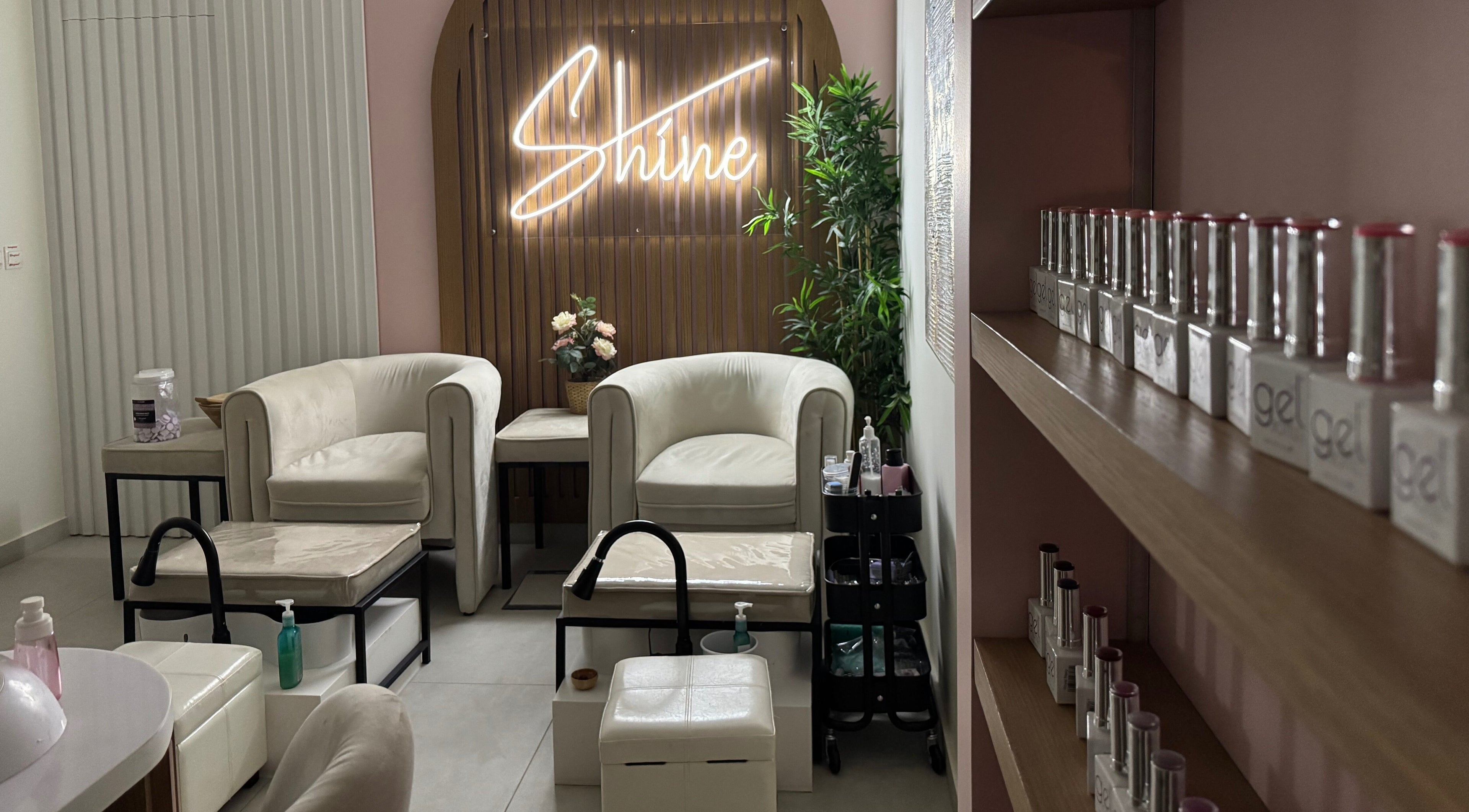 Relaxing nail salon area at Fab & Fancy I فاب آند فانسي, الرياض, منطقة الرياض, SA with plush seating and decor.