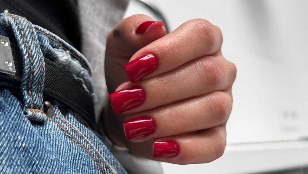 Червен маникюр в Green Magic, София, Област София, BG, показващ модерни къси нокти. 