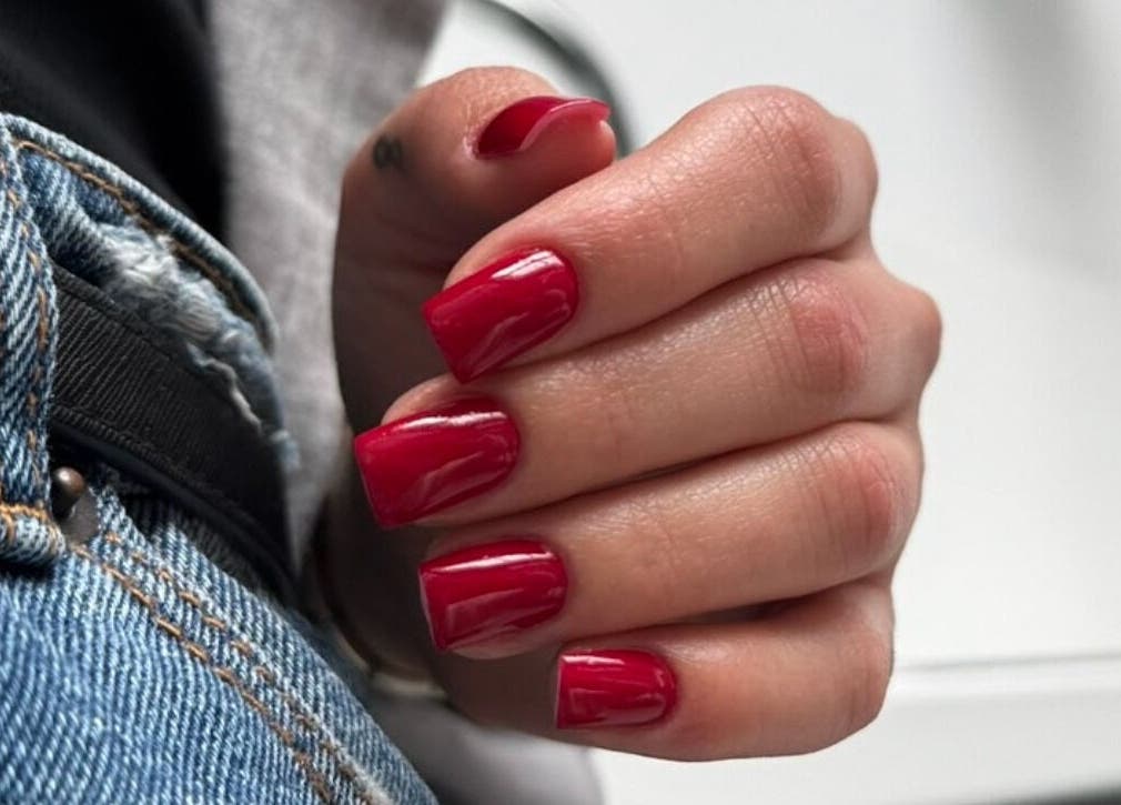 Червен маникюр в Green Magic, София, Област София, BG, показващ модерни къси нокти. 