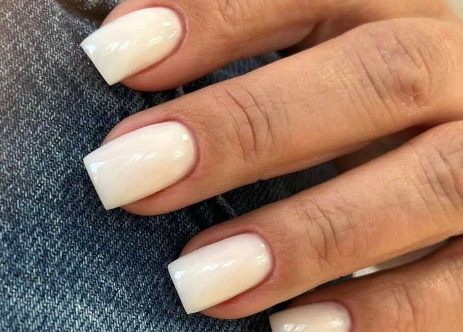 Красив маникюр с бели нокти в Green Magic, София, Област София, BG.