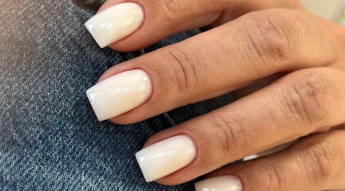 Красив маникюр с бели нокти в Green Magic, София, Област София, BG.